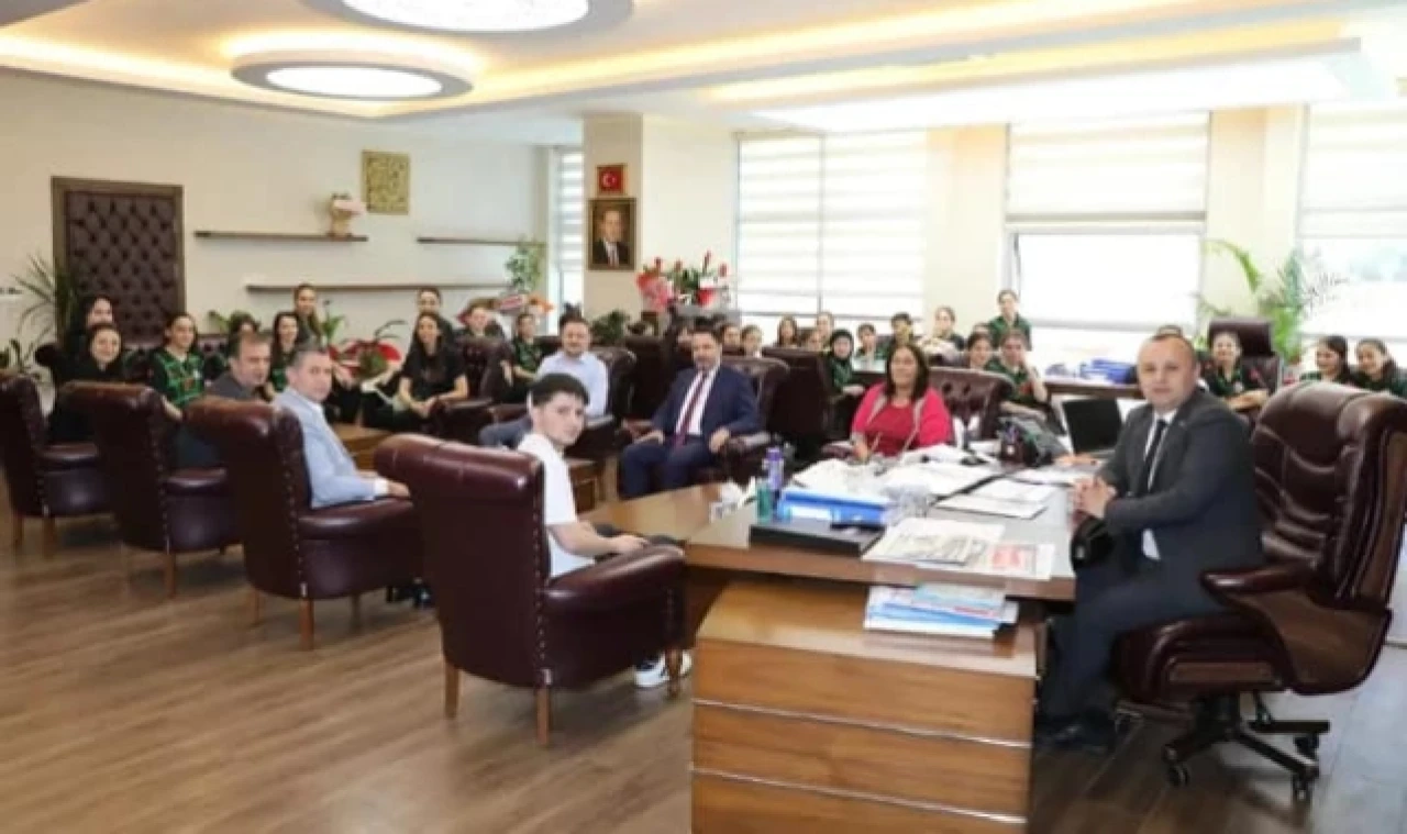 Başarılı Sporcuları Makamında Misafir Etti