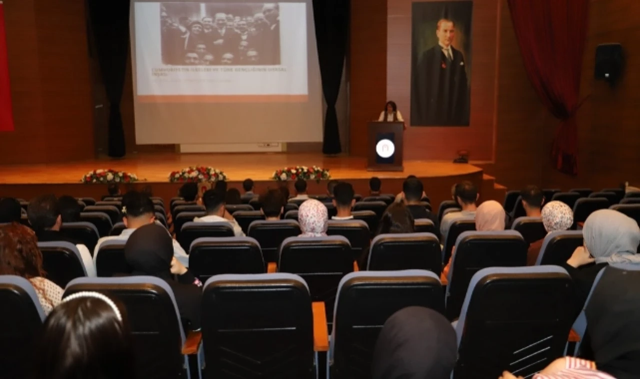 "Cumhuriyet İlkeleri ve Türk Gençliğinin Siyasal İnşası" Konulu Konferans Düzenlendi