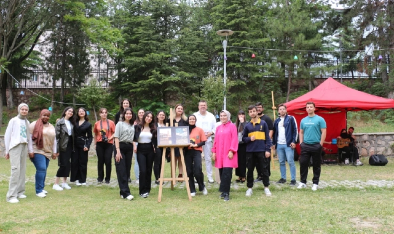 Fotoğrafçılık Kulübü Öğrencileri Sergi Açtı