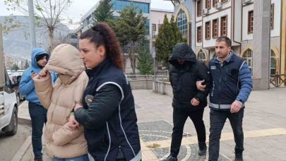 Otomobilinde 4 kaçak göçmen yakalanan sürücü ve nişanlısı tutuklandı